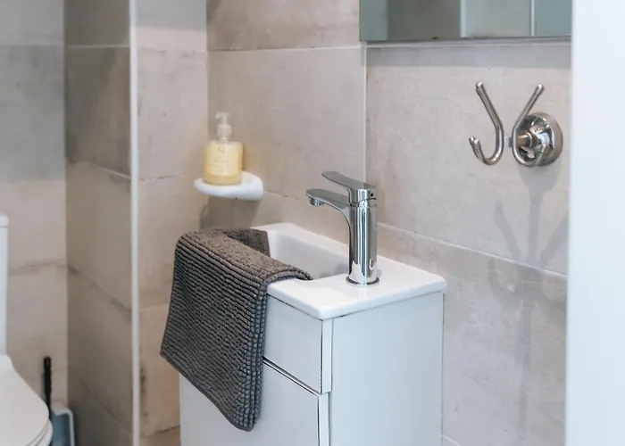 Center Arroios Flat 5 شقة *